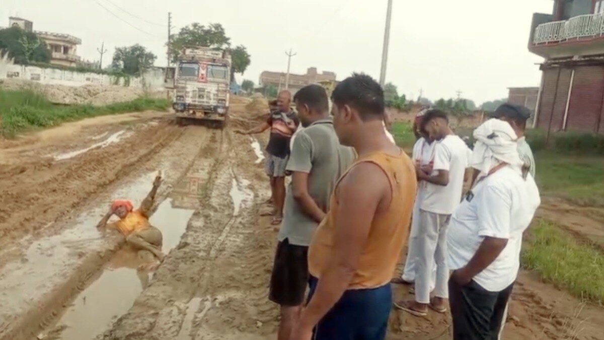 Deoria, Deoria News, Deoria viral video. Deoria bjp. Deoria pwd, up news, up viral news, up viral video, देवरिया, देवरिया न्यूज, वायरल वीडियो, सड़क, खराब सड़क