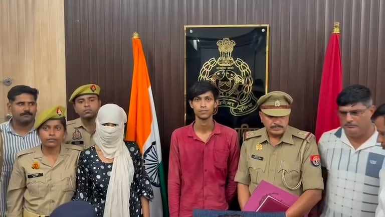 घरवालों को नींद की गोली खिला छत पर प्रेमी से इश्क लड़ाती थी स्वाति फिर इस लड़की ने डेंजरस कांड कर दिया Moradabad News