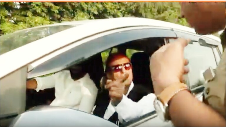 जेल से निकलते ही आजम खान की पुलिसवाले से हो गई भिड़ंत, पूरा सीन देखिए Azam Khan, Azam Khan news, release, Azam Khan out of jail, Samajwadi Party leader Azam Khan, Azam Khan news today, Azam Khan jail release update, Azam Khan bail news