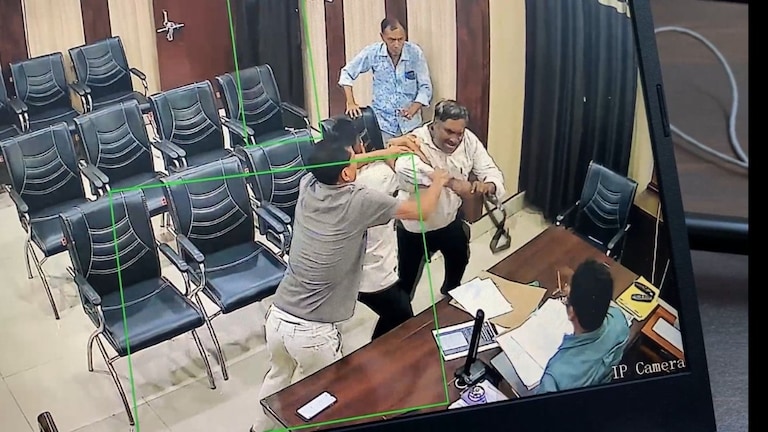 सीतापुर BSA अखिलेश प्रताप सिंह को उनके ऑफिस में ही बेल्ट निकाल कर मारने लगे टीचर बृजेंद्र वर्मा! वीडियो वायरल Sitapur, BSA news