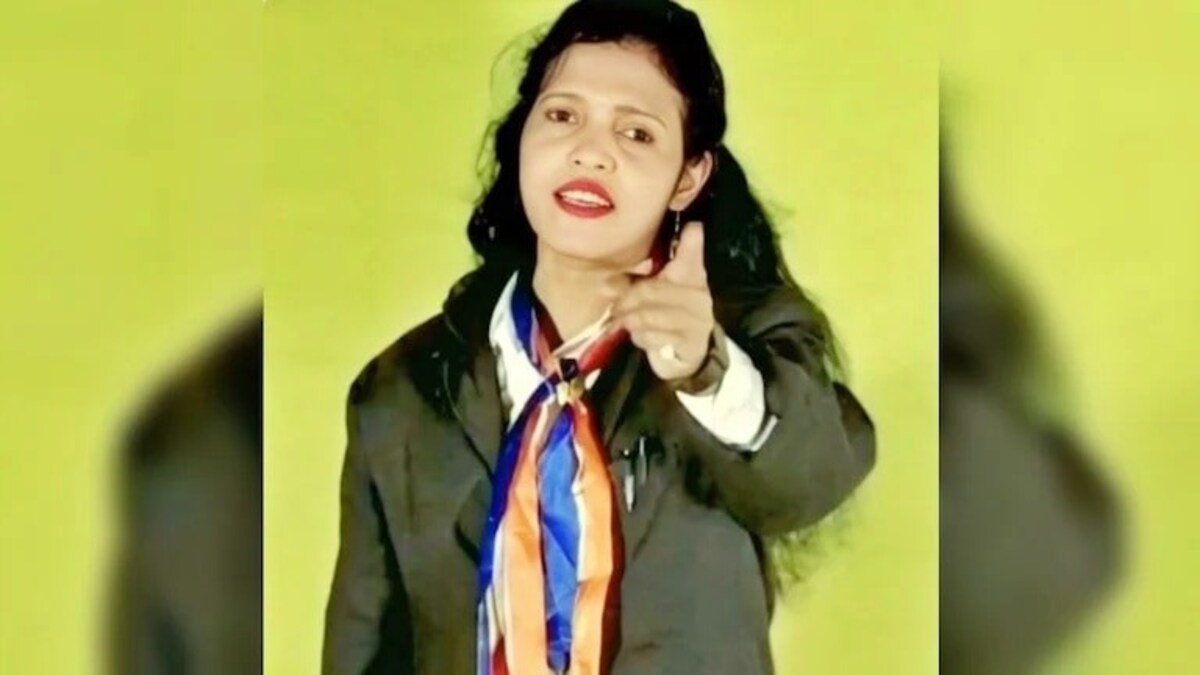 अपने गाने में मां दुर्गा के लिए भद्दे शब्द बोलने वाली मिर्जापुर की सिंगर सरोज सरगम की क्या है कहानी? Mirzapur police arrested Saroj Sargam (Photo- ITG)