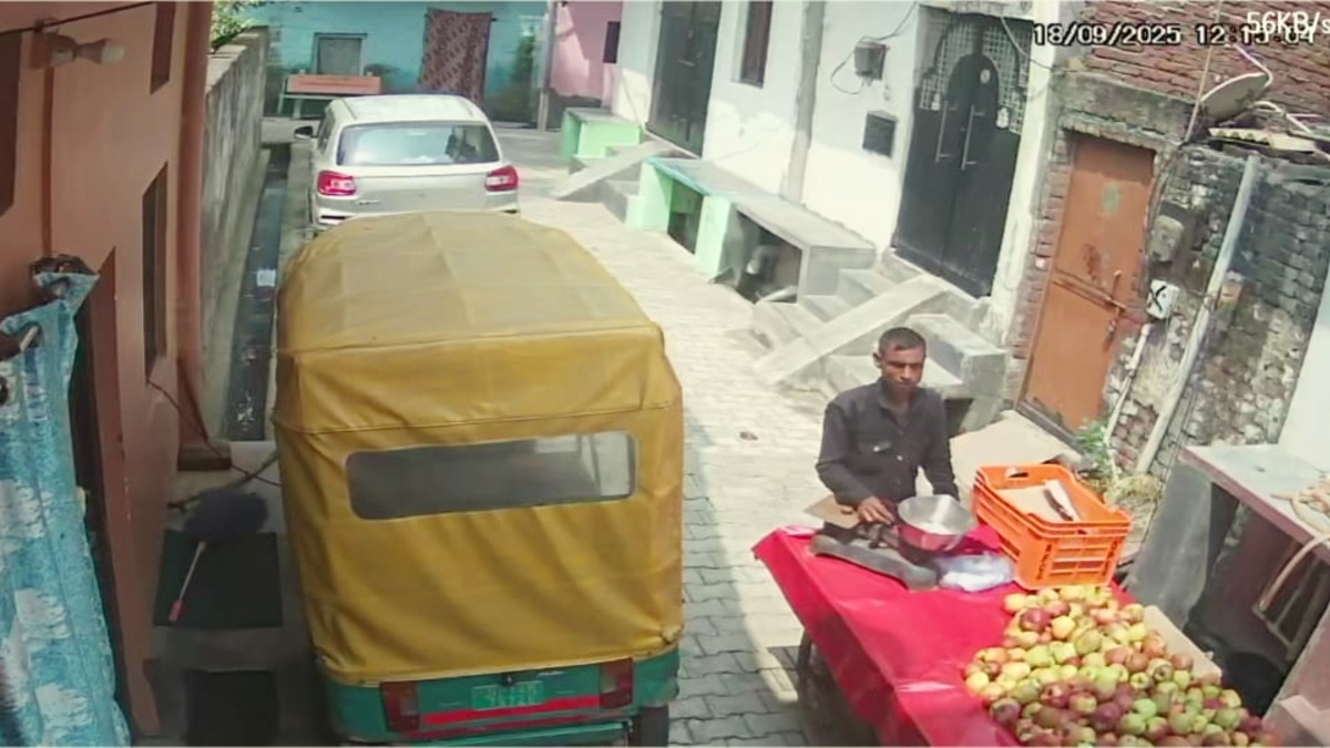 गाजियाबाद में फल बेचने आया नौशाद पास खड़ी बच्ची के साथ ये सब क्या करने लगा? गंदी करतूत रिकॉर्ड हुई