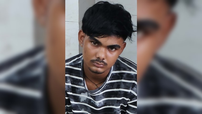 हेयर कटिंग करने वाले 5वीं पास अरमान ने फंसा ली दिल्ली की BA पास हिंदू लड़की, इसकी पूरी कहानी पता चली Firozabad, Firozabad news, Firozabad police, Tundla railway station, Purva Express, Hindu-Muslim, police, love trap, फिरोजाबाद, हिंदू-मुस्लिम, पुलिस, लव ट्रैप, यूपी न्यूज