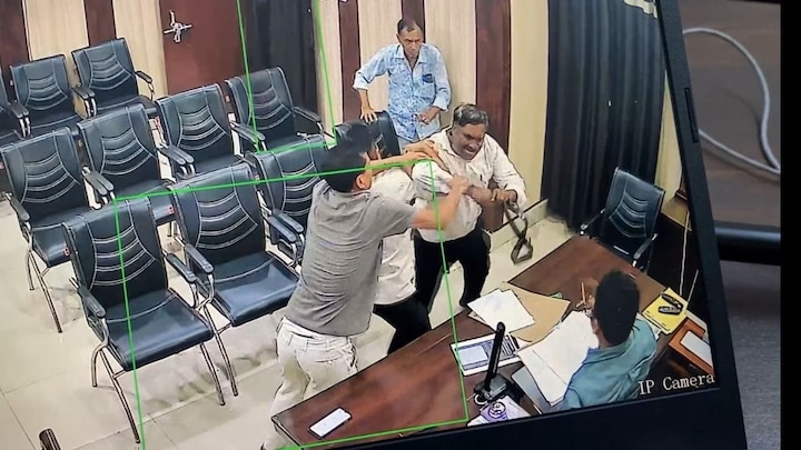 वायरल ऑडियो और एक लेडी टीचर! सीतापुर BSA को बेल्ट से पीटने वाले मामले में नया ट्विस्ट Sitapur News, सीतापुर, बीएसए, अखिलेश प्रताप सिंह, शिक्षक ने मारा, बृजेंद्र वर्मा, बेल्ट से पिटाई, सीसीटीवी वीडियो वायरल, यूपी शिक्षक, पुलिस कार्रवाई, Sitapur, BSA, Akhilesh Pratap Singh