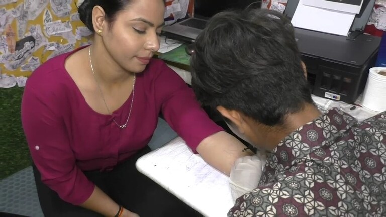 I Love Mahadev का टैटू बनवा रही ज्योति को दर्द नहीं हो रहा, ऐसी फीलिंग आ रही वाराणसी में ज्योति बनवा रहीं ‘I Love Mahadev’ का टैटू