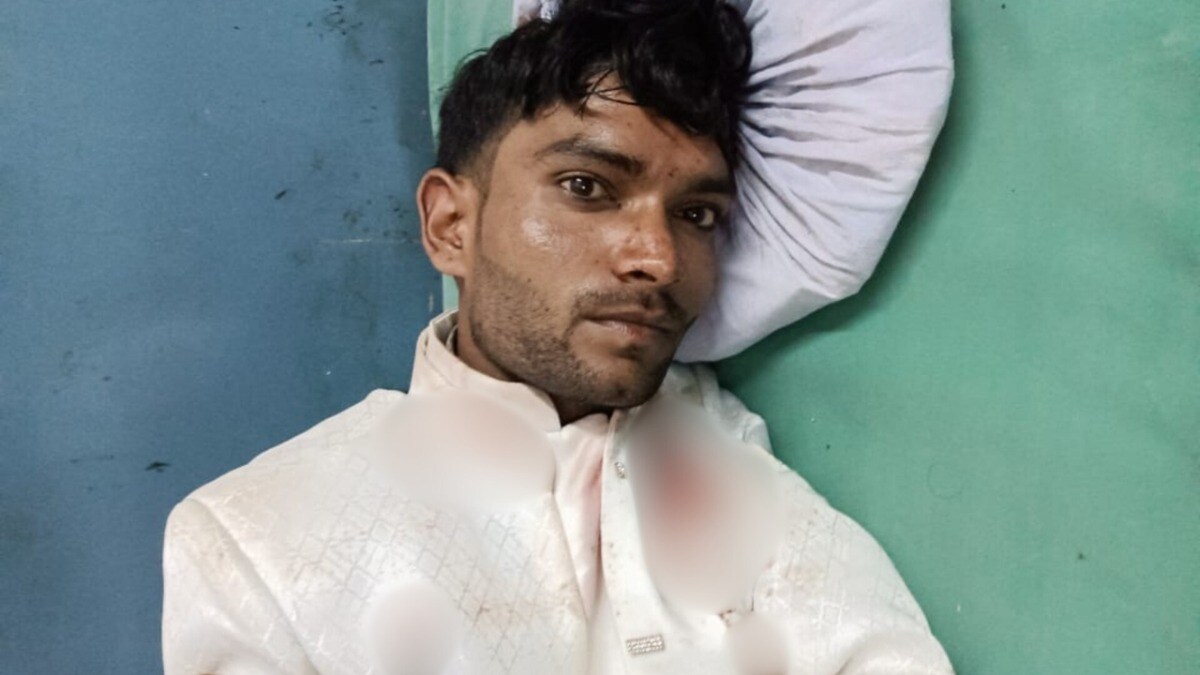 अमरोहा में बग्घी पर बैठे दूल्हे आकाश को ही जमकर पीट दिया गया, शादी के दिन किसने दिया उसे ये दर्द? Amroha, Amroha news, Amroha viral video, Amroha police, Amroha crime, up news, अमरोहा, अमरोहा न्यूज, अमरोहा वीडियो, दूल्हे की पिटाई, यूपी न्यूज