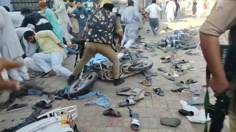 बरेली में नमाज के बाद नारेबाजी कर रहे लोगों पर लाठीचार्ज, दौड़ा-दौड़ाकर क्यों मारने लगी पुलिस? Bareilly News