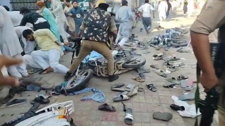 बरेली में नमाज के बाद नारेबाजी कर रहे लोगों पर लाठीचार्ज, दौड़ा-दौड़ाकर क्यों मारने लगी पुलिस? Bareilly News