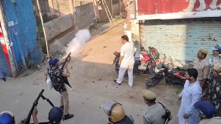 बरेली में जब चलने लगे पत्थर तो पुलिस ने धाएं-धाएं दागे आंसू गैस के गोले, पूरा वीडियो आया सामने Bareilly I Love Mohammad controversy