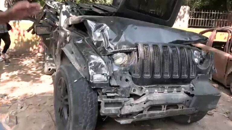 भोर में 4:12 बजे बार से पार्टी करके निकले ये 6 लड़के-लड़कियां और 4:22 पर थार के परखच्चे उड़े! मरने वालों में ये 2 गर्ल्स ग्रेटर नोएडा की स्टूडेंट UP Tak