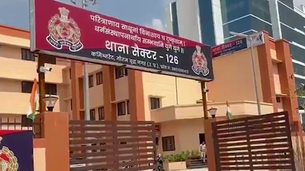 नोएडा में MMS कांड की कोशिश, बाथरूम में नहाने गई लड़की तो दिखा वेबकैम, चेक करने पर मिली ऐसी तस्वीरें