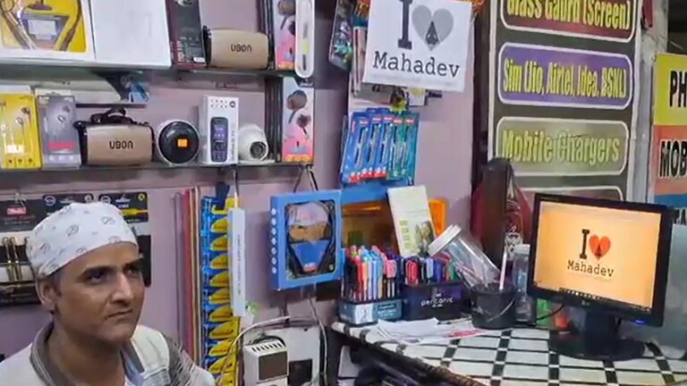 झांसी में I Love Muhammad के जवाब में लगा लिए आई लव महादेव के पोस्टर! Jhansi I Love Mahadev poster.