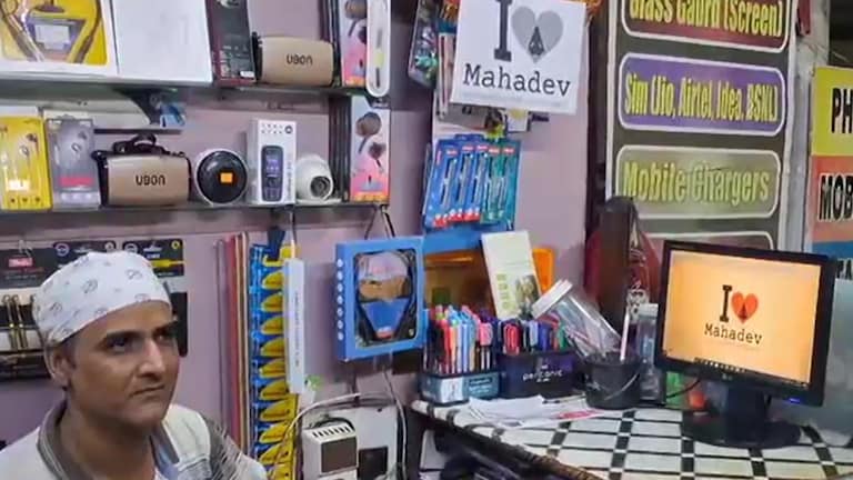 झांसी में I Love Muhammad के जवाब में लगा लिए आई लव महादेव के पोस्टर! Jhansi I Love Mahadev poster.