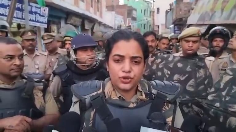 कासगंज में I Love Muhammad वाली भीड़ को संभालती SP अंकिता शर्मा का वीडियो आया सामने, खुद थामा मोर्चा SP Ankita Sharma, Kasganj I Love Muhammad