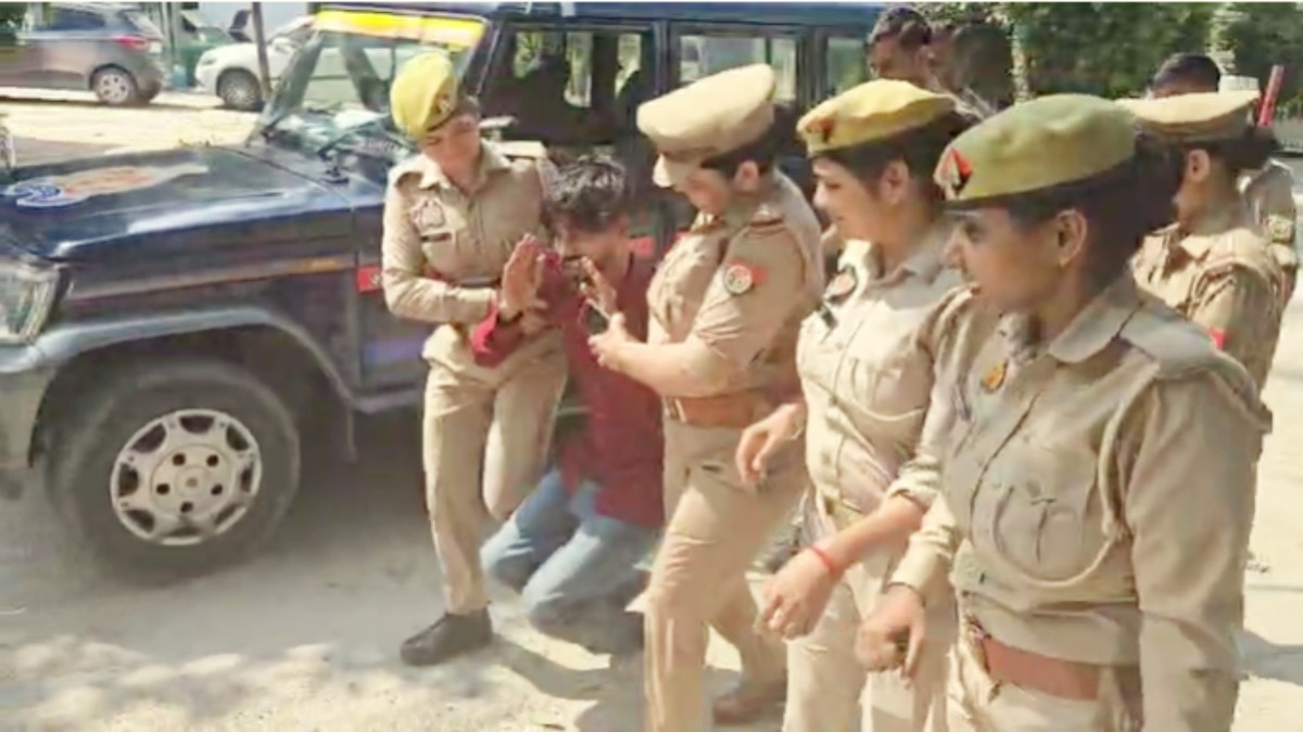 जब मुजफ्फरनगर की महिला पुलिसकर्मियां मनचले सोहेल को टांग कर लेकर गईं तो ये सब हुआ, वीडियो
