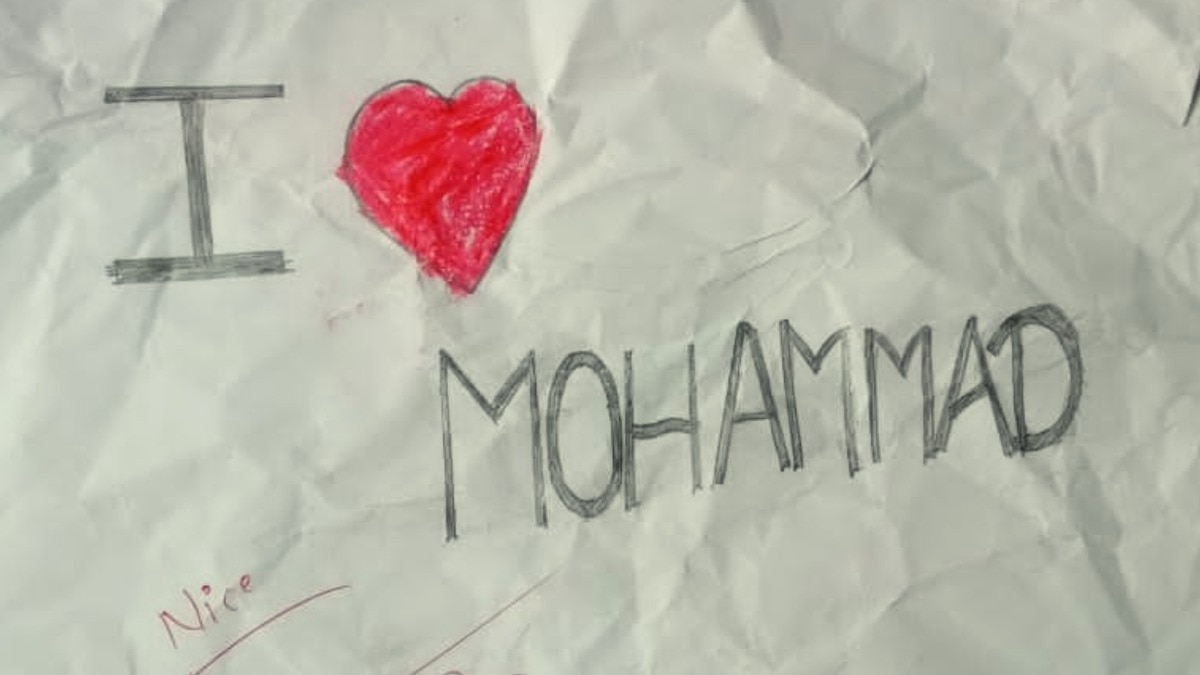 सीतापुर में हिंदू छात्रों से स्कूल में बनवाया गया I Love Muhammad का स्लोगन चार्ट, प्रबंधक शौकत अंसारी पर आरोप