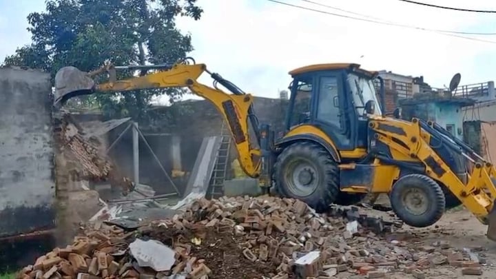 बनारस में महान हॉकी खिलाड़ी मोहम्मद शाहिद के घर बुलडोजर चलने का वीडियो वायरल, ADM ने मकान के 9 हिस्सेदार वाली बात बताई Bulldozer action in Varanasi