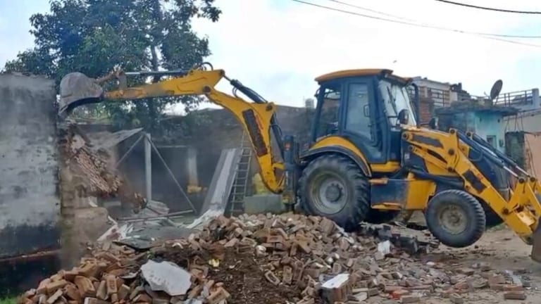बनारस में महान हॉकी खिलाड़ी मोहम्मद शाहिद के घर बुलडोजर चलने का वीडियो वायरल, ADM ने मकान के 9 हिस्सेदार वाली बात बताई Bulldozer action in Varanasi