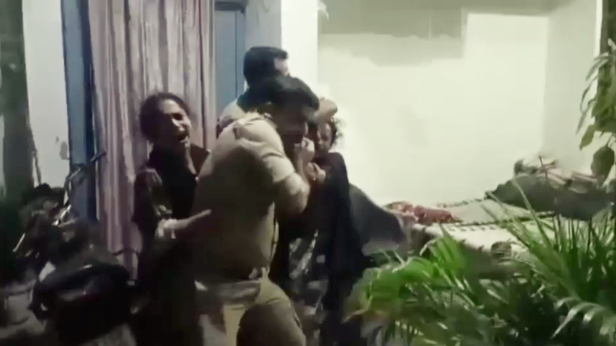 हापुड़ में आसिफ को पकड़ने गए 2 दारोगाओं की वर्दी उसके घर की महिलाओं ने फाड़ डाली, फिर उनके साथ ये हुआ