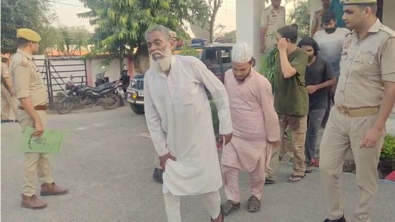कॉमेडी वीडियो बना लाखों कमाने वाले बरेली के मोबिन चाचा ने इस उम्र में कर दिया पथराव, धरे गए तो गिर पड़े Bareilly, Bareilly news, Bareilly crime news, Bareilly police, Bareilly viral video, Bareilly crime, Bareilly bawal, up news, बरेली, बरेली न्यूज, यूपी न्यूज, बरेली हिंसा, पथराव, यूपी न्यूज