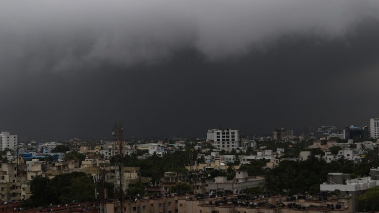 UP Weather Update: यूपी में अचानक बदला मौसम... इन 50+ जिलों में मॉनसूनी बारिश का अलर्ट, 40 KM/ प्रति घंटे की स्पीड से चलेंगी हवाएं UP Weather Update