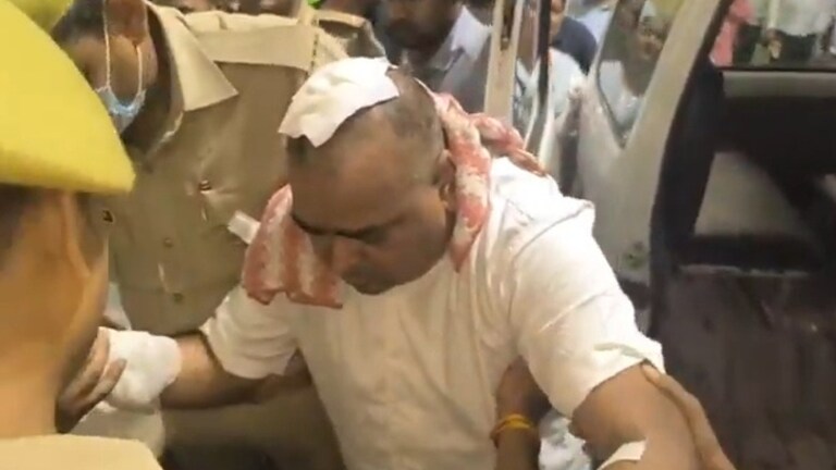 लखनऊ जेल में पूर्व मंत्री गायत्री प्रजापति पर हमला, अलमारी की स्लाइडिंग से मारा गया! हमलावर कौन? Gayatri Prajapati attacked in Lucknow Jail.