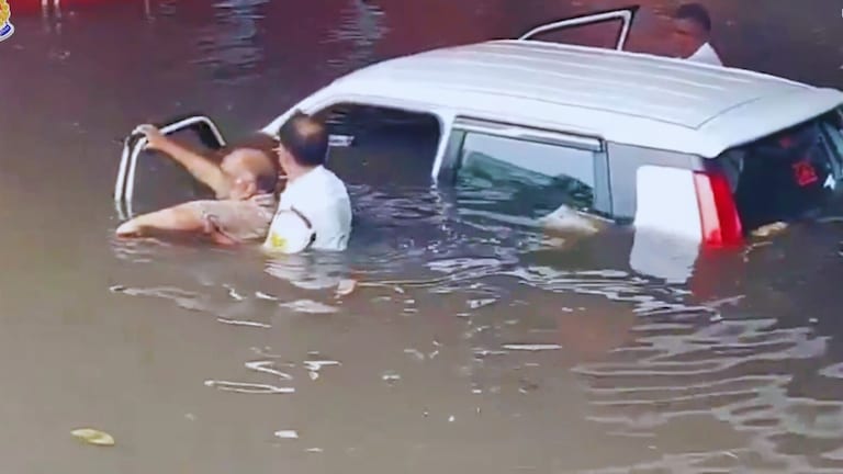 मथुरा अंडरपास में डूबी कार तभी ट्रैफिक पुलिस हेड कॉन्स्टेबल कुलदीप मलिक बुजुर्ग के लिए बन गए देवदूत! ऐसे किया रेस्क्यू Mathura News