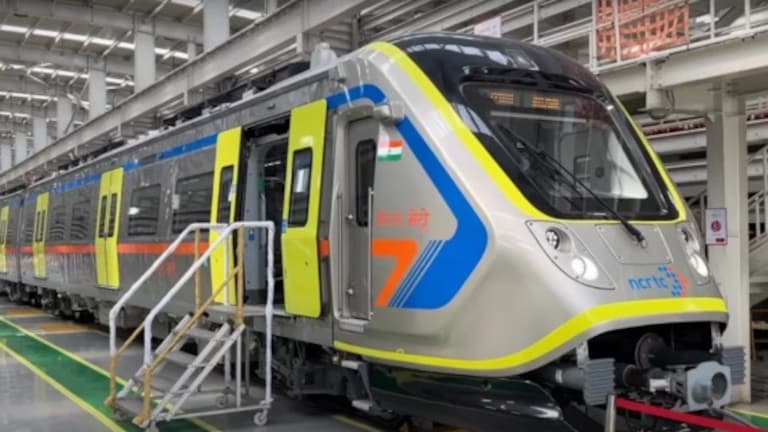 तस्वीरों में देखें अंदर से कैसी दिखती है मेरठ मेट्रो Meerut Metro