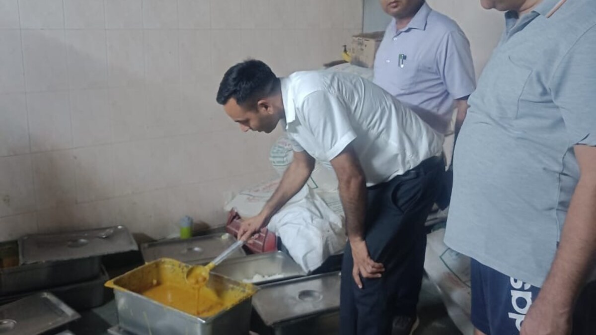 ग्रेटर नोएडा के इस कॉलेज में छात्रों को मिल रहा था गंदा खाना, आलू-टमाटर में थे कीड़े... खूब मचा बवाल Greater Noida News