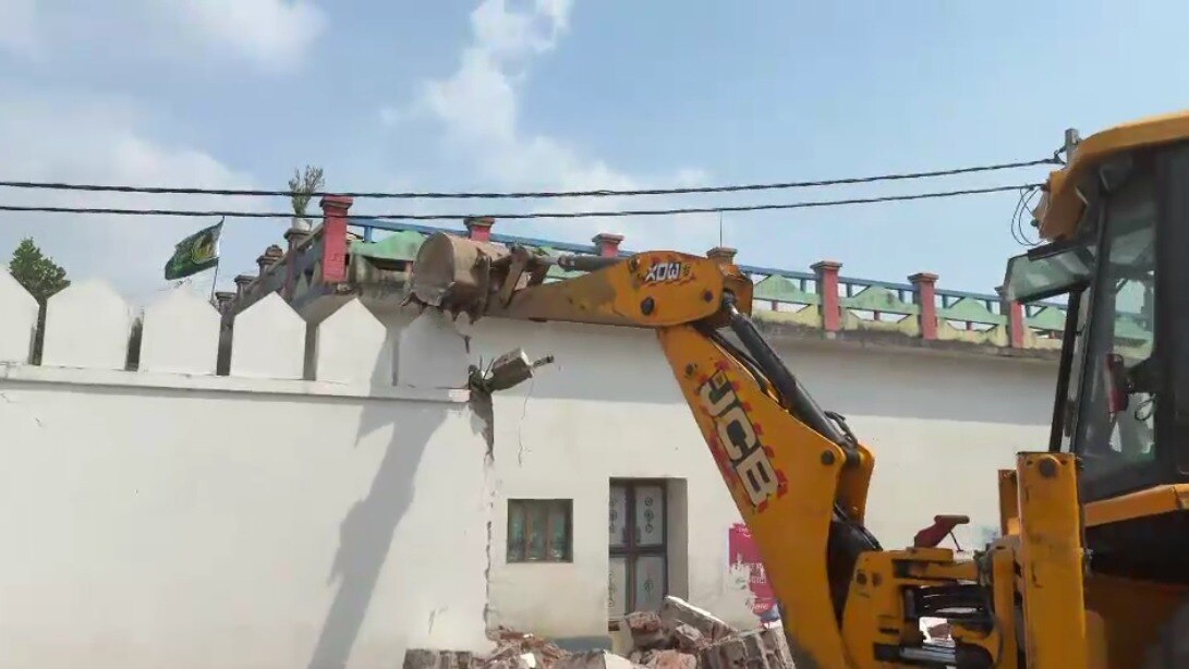 संभल, अवैध मस्जिद, ध्वस्तीकरण, राय बुजुर्ग, पुलिस छावनी, Sambhal, Illegal Mosque, Buldoger action, Buldoger action on Mosque, Demolition, Police Force, Buldoger action,