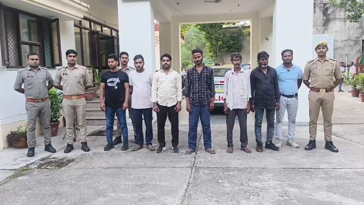 आगरा में ताजमहल के पास से पकड़े गए 7 शोहदे... जबरन पर्यटकों पर बना रहे थे ये दबाव