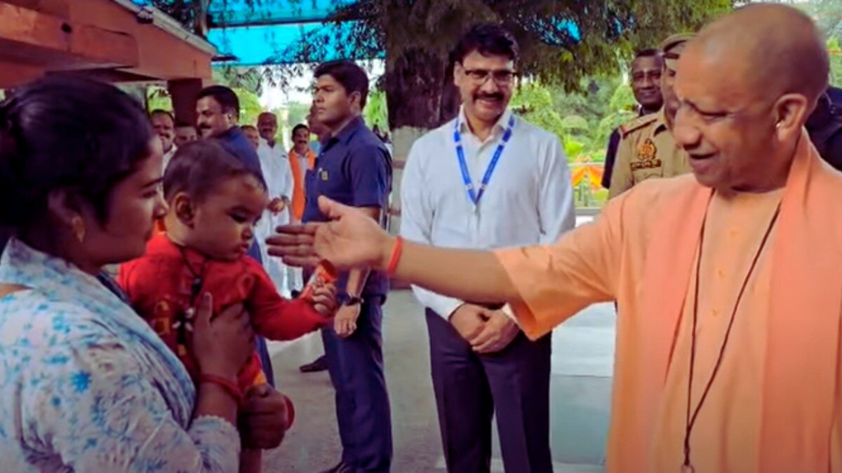 CM Yogi meets children's in gorakhpur