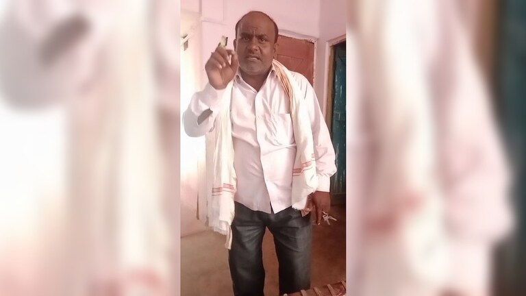 'मुझे डर लगे अंधेरी रतिया में'... बहराइच में भेड़िए के खौफ के बीच रात भर ड्यूटी कर रहे बाबू राम ने गाना गाकर बताया अपना दर्द Bahraich News