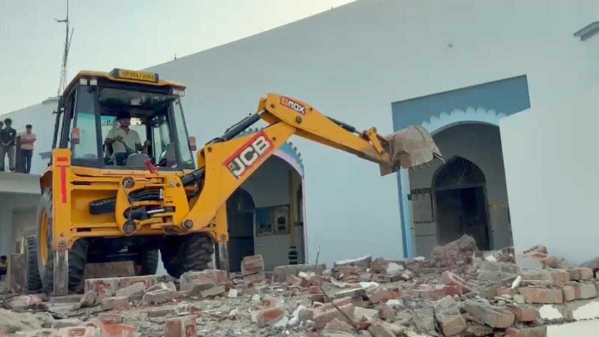 संभल, अवैध मस्जिद, संभल मस्जिद, मस्जिद ध्वस्तीकरण, ध्वस्तीकरण, राय बुजुर्ग, Sambhal, Illegal Mosque, Buldoger action, Buldoger action on Mosque, Demolition, Police Force, Buldoger action