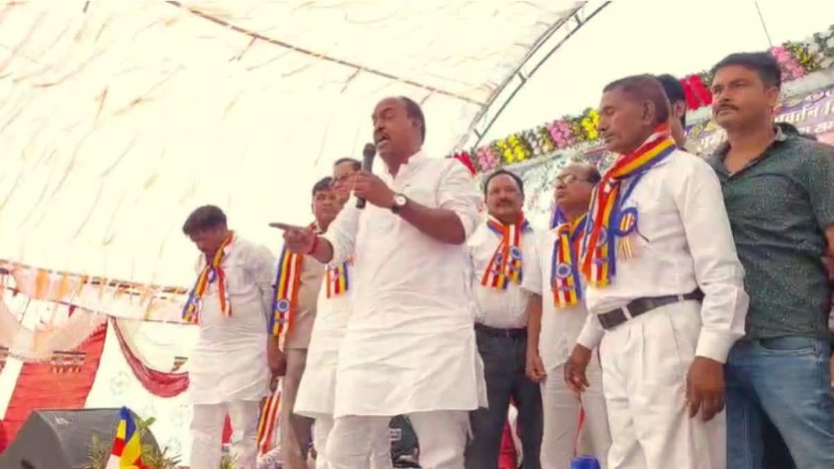 सुल्तानपुर में श्यामलाल निषाद मंच से कर रहे थे हिंदू धर्म के खिलाफ टिप्पणियां, तभी खड़े हुए BJP दलित MLA और ये कर डाला Sultanpur, Sultanpur news, Sultanpur viral news, Sultanpur viral video, up news, up viral news, सुल्तानपुर, सुल्तानपुर न्यूज, यूपी न्यूज, यूपी वायरल न्यूज