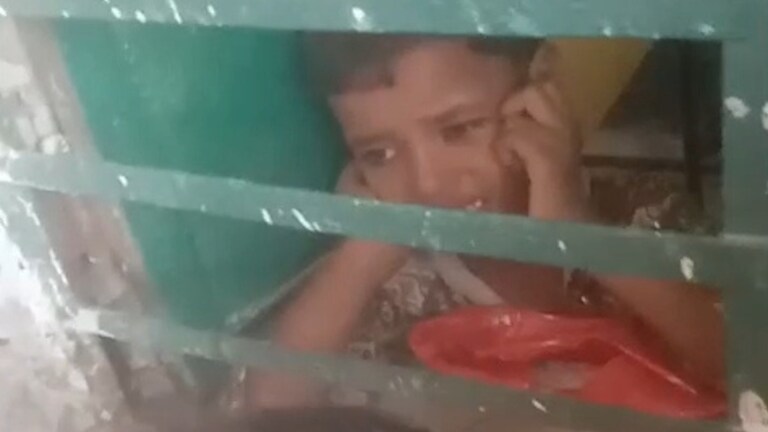 औरैया में बंद स्कूल के अंदर से आ रही थी बच्ची के रोने की आवाज... ताला खुला तो वीडियो में ये सब दिखा A Girl got locked in classroom