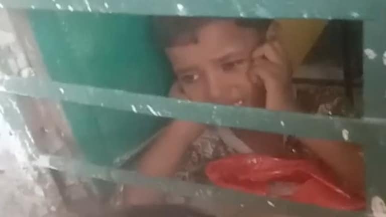 औरैया में बंद स्कूल के अंदर से आ रही थी बच्ची के रोने की आवाज... ताला खुला तो वीडियो में ये सब दिखा A Girl got locked in classroom