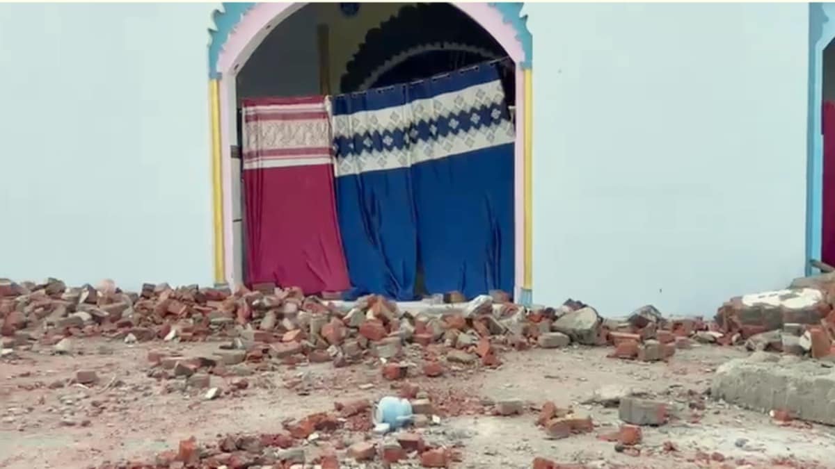 अब संभल की गौसुलबरा मस्जिद के मेन गेट पर चला बुलडोजर, वीडियो में ये सब दिखा Sambhal, Sambhal news, Sambhal viral news, Sambhal crime, Sambhal masjid, up news, संभल, संभल मस्जिद, बुलडोजर एक्शन, मस्जिद पर बुलडोजर एक्शन, यूपी न्यूज