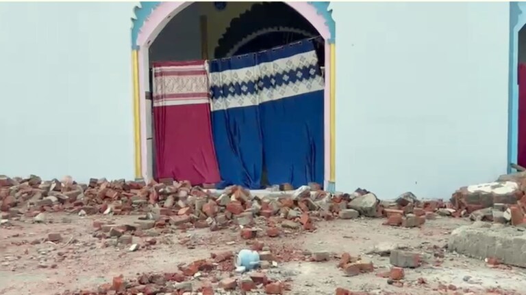 अब संभल की गौसुलबरा मस्जिद के मेन गेट पर चला बुलडोजर, वीडियो में ये सब दिखा Sambhal, Sambhal news, Sambhal viral news, Sambhal crime, Sambhal masjid, up news, संभल, संभल मस्जिद, बुलडोजर एक्शन, मस्जिद पर बुलडोजर एक्शन, यूपी न्यूज