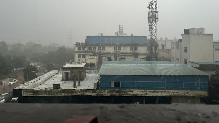 Noida Rain Update: नोएडा में अचानक छाए काले बादल... धुआंधार हुई बारिश, देखें Video Noida Rains
