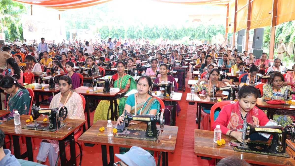 लखनऊ में 1100 एकड़ में बन रहा पीएम मित्र पार्क, यहां से तैयार हुए कपड़े पहनेगी पूरी दुनिया cm yogi distribute sewing machine