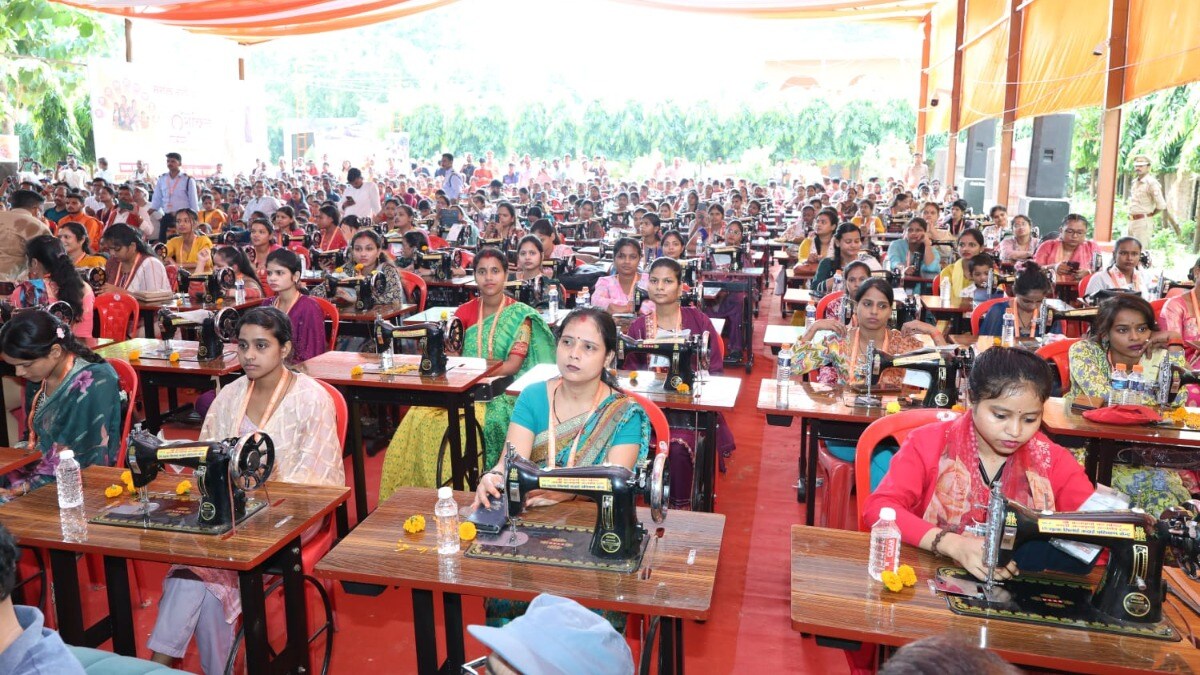 लखनऊ में 1100 एकड़ में बन रहा पीएम मित्र पार्क, यहां से तैयार हुए कपड़े पहनेगी पूरी दुनिया cm yogi distribute sewing machine