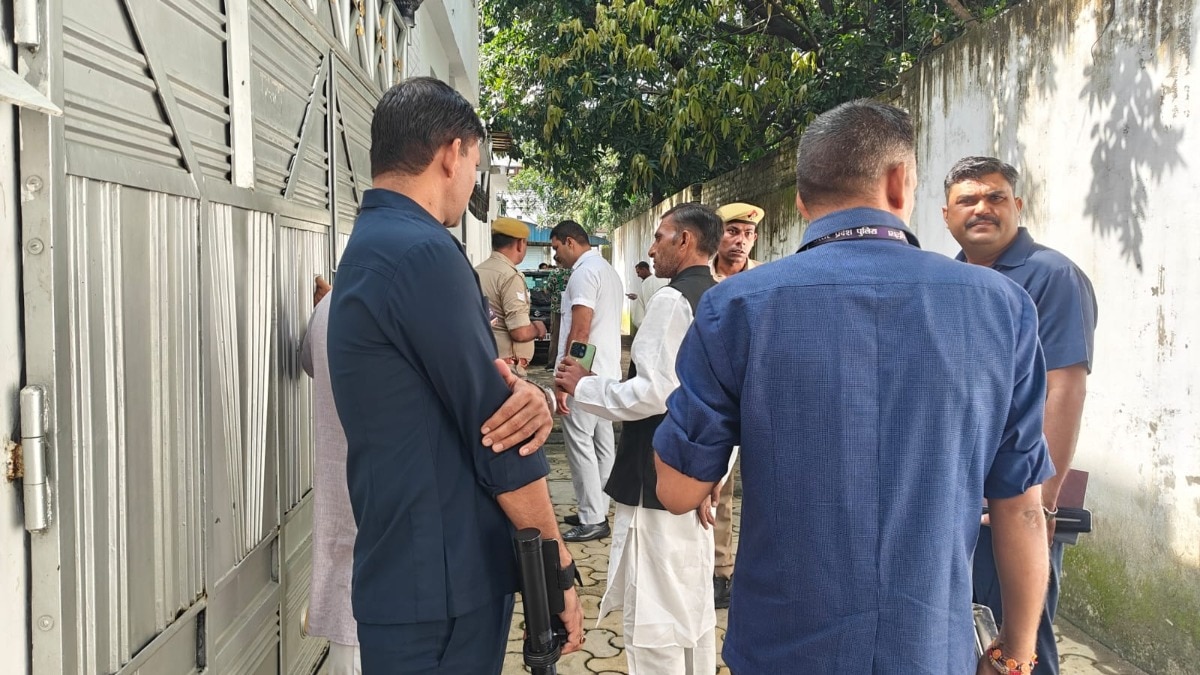 सपा चीफ अखिलेश यादव की मुलाकात से पहले रामपुर में आजम खान के घर पहुंची एंटी सबोटेज टीम