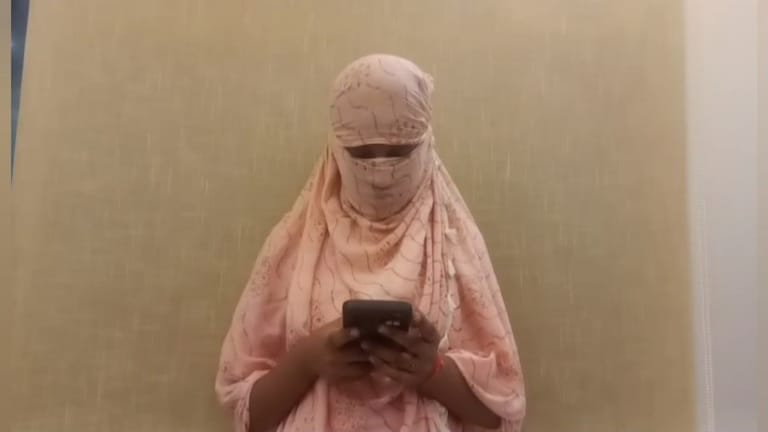 समझौता करो रिपोर्ट से कुछ नहीं होगा... कानपुर में पीड़ित BA छात्रा के घर अपराधी लेकर पहुंचा दारोगा अभिषेक शुक्ला, कहने लगा ये सब तस्वीर में पीड़िता