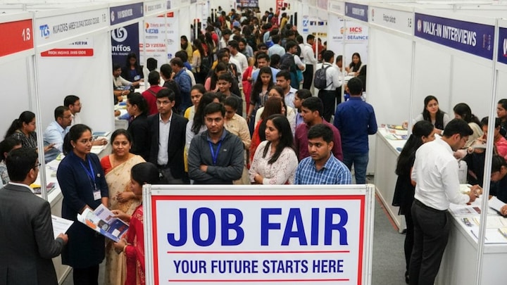 गोरखपुर में 14-15 अक्टूबर को रोजगार महाकुंभ में 10 हजार से अधिक पदों पर होगी भर्ती, विदेश में मिलेगा नौकरी का मौका UP Tak