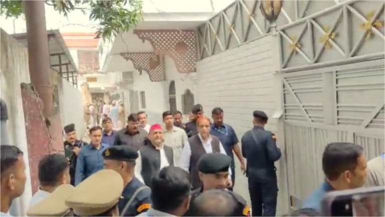 रामपुर में आजम खान से मिलने के बाद सपा चीफ अखिलेश यादव का आया ये पहला रिएक्शन Akhilesh Yadav Azam Khan meeting news, Rampur Akhilesh visit update, Akhilesh Yadav Bareilly route plan, Moradabad route cancelled for Akhilesh, will Akhilesh meet Azam Khan today, Rampur news today