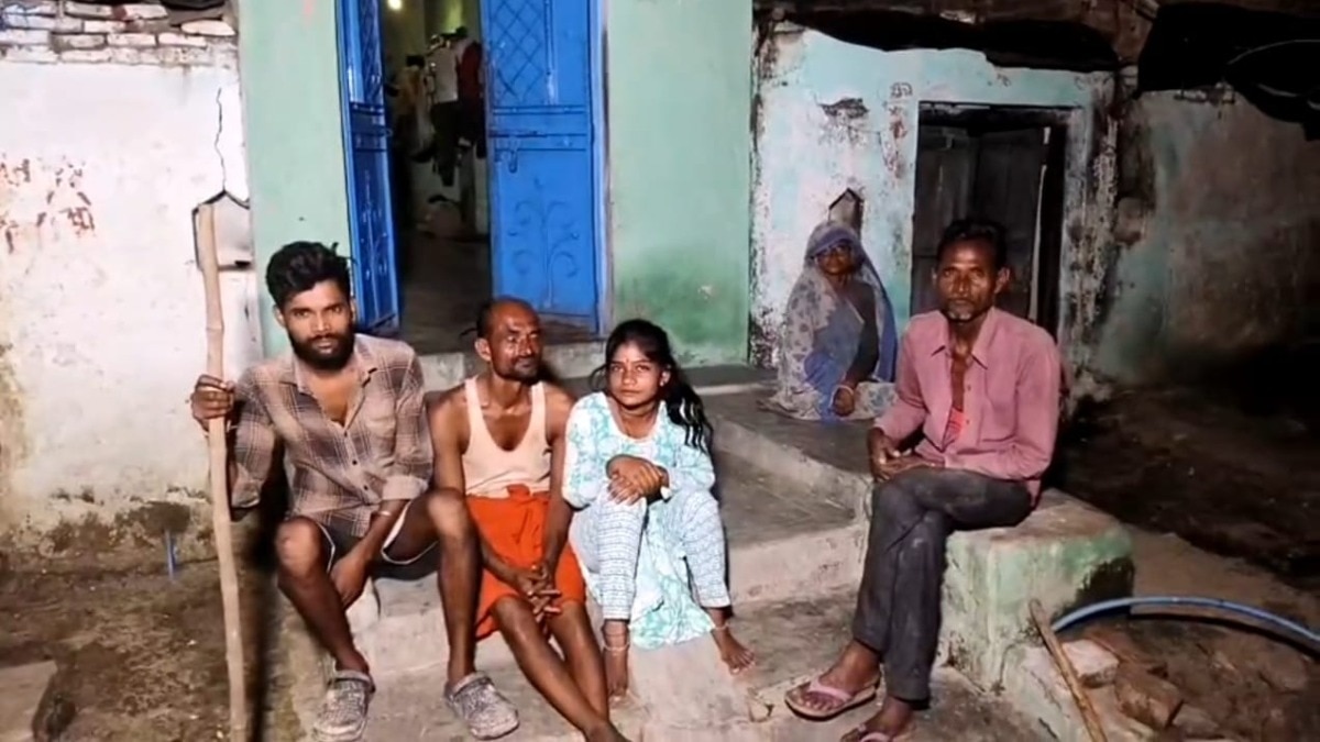 झांसी के इस गांव में रात में उड़ते हैं ड्रोन फिर हो जाती है चोरी? दहशत में ग्रामीण, रात भर कर रहे घरों की रखवाली Jhansi News