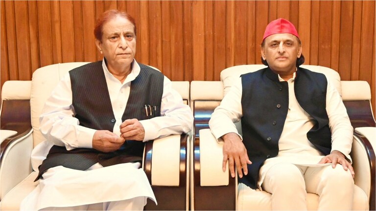 आजम खान से मिलने के बाद इमोशनल हुए सपा मुखिया अखिलेश यादव, कही ये बात Azam Khan meeting Akhilesh Yadav, Akhilesh Yadav meets Azam Khan alone, SP leader Azam Khan news, UP politics latest update, why Akhilesh met Azam Khan secretly, Azam Khan power in Samajwadi Party
