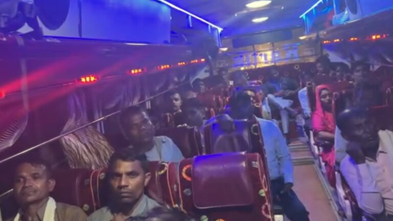 आजम, चंद्रशेखर सबको BSP में शामिल कराने लगे नेताजी... बसपाइयों से भरी बस पर सवार यूपी Tak के रिपोर्टर को ये सब दिखा Mayawati, mayawati rally today, mayawati rally updates, Bsp rally Mayawati today, Lucknow BSP rally today, big BSP rally in Lucknow, Mayawati rally Lucknow, today’s rally in Lucknow Mayawati, BSP Mayawati rally today