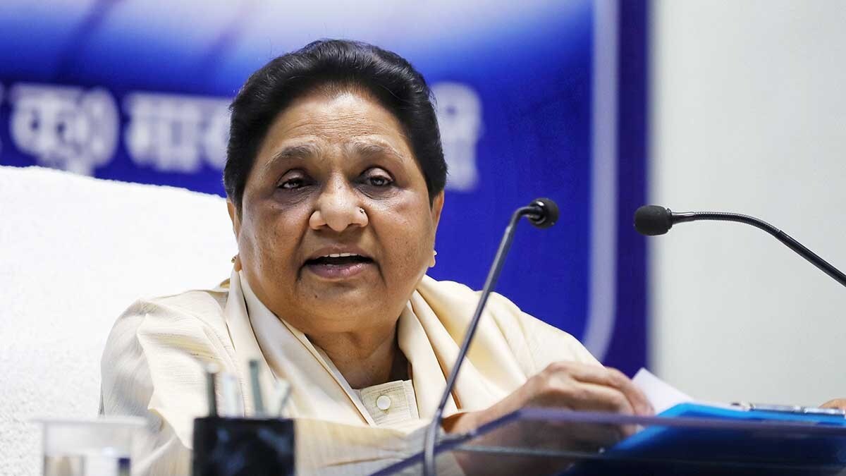 आजम खान को लेकर हो रही चर्चाओं पर बसपा सुप्रीमो मायावती ने सब कुछ साफ कर दिया Azam Khan BSP alliance, Mayawati rally Lucknow, BSP mega event, UP political alliance, Tazeen Fatima meeting, Samajwadi Party news, UP elections 2027, BSP-SP tie-up, political speculation UP